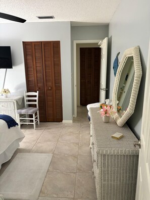 Iron/ironing board, WiFi, bed sheets - Fabulous Country Apartment in "America's Happiest Seaside Town." (Stuart)