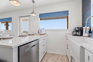 Réfrigérateur, micro-ondes, plaque de cuisson, lave-vaisselle