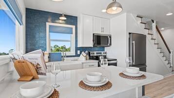 Réfrigérateur, micro-ondes, plaque de cuisson, lave-vaisselle