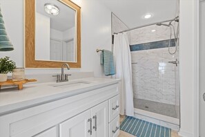 Shower, towels - High Point Hideaway on the Sand Dunes - Unit 3 (Dauphin Island)