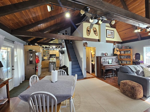A lovely 2 bedroom, 2 bath Cabin in the heart of Twain Harte.