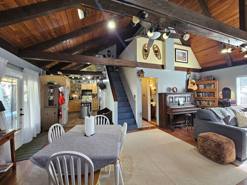 A lovely 2 bedroom, 2 bath Cabin in the heart of Twain Harte.