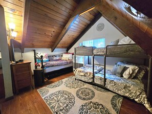 2 bedrooms, free WiFi, bed sheets - A lovely 2 bedroom, 2 bath Cabin in the heart of Twain Harte. (Twain Harte)