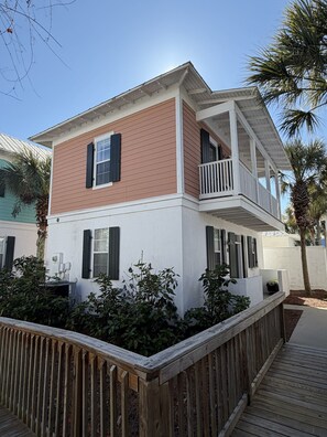 Exterior - Beautiful 2-bedroom bungalow in enchanting Santa Rosa Beach with AC (Santa Rosa Beach)