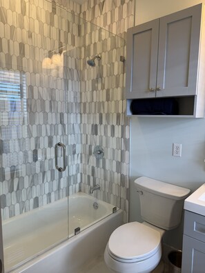 Shower, towels, toilet paper - Beautiful 2-bedroom bungalow in enchanting Santa Rosa Beach with AC (Santa Rosa Beach)