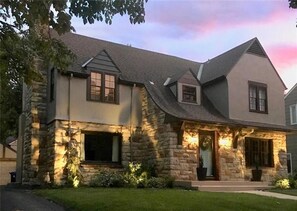 Exterior - Executive World Cup Hub - 4BR Brookside Gem - 20m to Stadium - Fast Google Fiber (Kansas City)