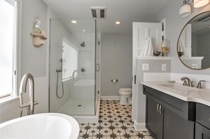 Dusche, Haartrockner, Handtücher, Seife