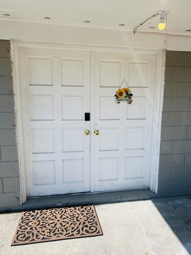 Modern independent studio with parking included