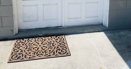 Modern independent studio with parking included