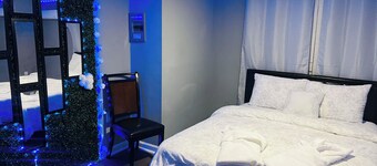 Modern independent studio with parking included