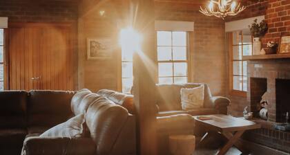 A refreshing escape to the country with breathtaking views of the Murrumbidgee.