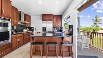 Een koelkast, een magnetron, een oven, een kookplaat