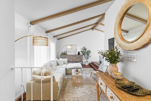 Een televisie, een open haard en een kantoor