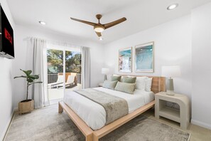 Iron/ironing board, travel cot, free WiFi, bed sheets - Coastal Haven |King suite|5 min to beach|Garden (Del Mar)