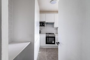 Fridge, microwave, oven, stovetop - The London City Lounge (London)