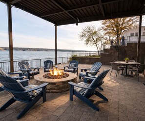 Outdoor dining - Crystal Palm Luxury Estate Lakefront 6BED/4BA/Pool/Dock/Movie Theater-30PP (Osage Beach)