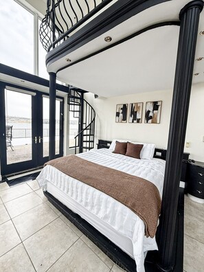 6 quartos, escrivaninha, ferros/tábuas de passar roupa, berço de viagem