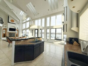 Réfrigérateur, micro-ondes, four, lave-vaisselle