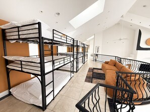 6 quartos, escrivaninha, ferros/tábuas de passar roupa, berço de viagem