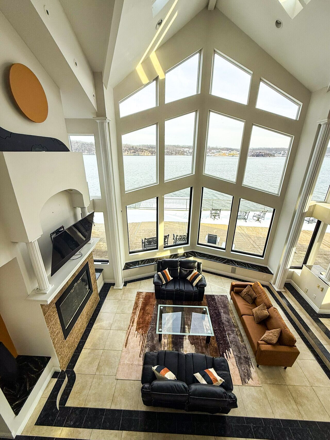 Televisión y chimenea 