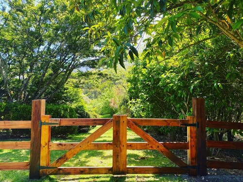 Riverside Cottage Warburton I Yarra Valley Escape, Mountain Views, sleeps 5