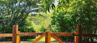 Riverside Cottage Warburton I Yarra Valley Escape, Mountain Views, sleeps 5