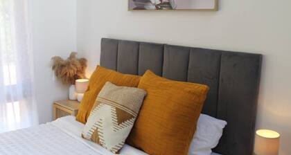 Riverside Cottage Warburton I Yarra Valley Escape, Mountain Views, sleeps 5