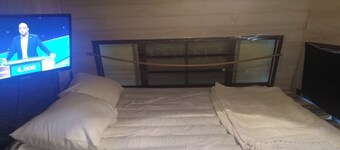 Cozy 1-bedroom farmhouse in perfect Elyria with AC. Come and enjoy!!!