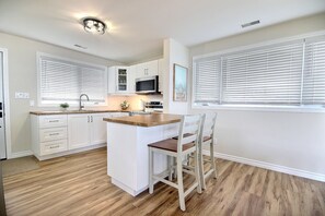 Private kitchen - Peaceful lakefront getaway- lake access, fire pit, kayaks, views & cozy comfort. (Selkirk)