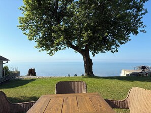 Outdoor dining - Peaceful lakefront getaway- lake access, fire pit, kayaks, views & cozy comfort. (Selkirk)