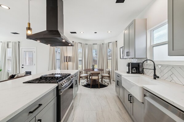 Private kitchen - Lone Star Getaway The Ultimate Texas Vacation Retreat (Houston)