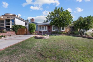 Exterior - Cozy Villa in Sherman Oaks (Los Angeles)