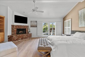 4 bedrooms, iron/ironing board, WiFi, bed sheets - Cozy Villa in Sherman Oaks (Los Angeles)