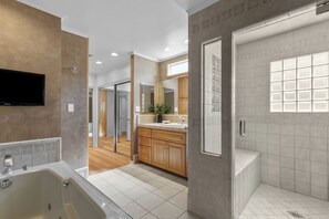 Shower, hair dryer, bidet, towels - Cozy Villa in Sherman Oaks (Los Angeles)