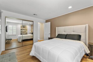 Iron/ironing board, WiFi, bed sheets - Cozy Villa in Sherman Oaks (Los Angeles)