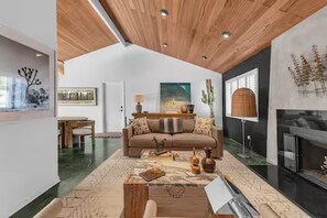 Living area - Desert Escape- Pool, Spa & Mountain Views (Palm Springs)