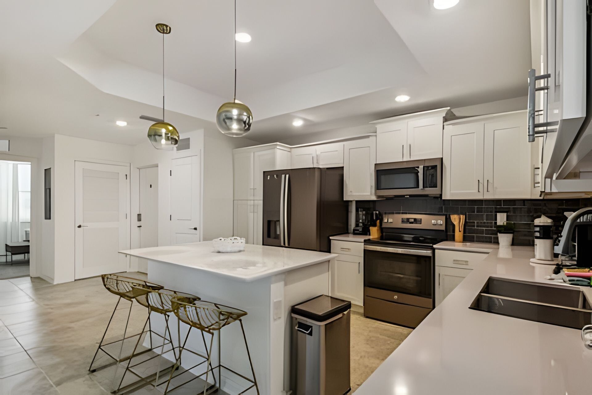 Apartamento superluxo | Cozinha privada | Cadeirão de bebê, talheres/pratos/utensílios de cozinha, mesas de jantar