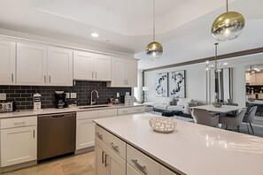 Departamento de lujo | Cocina privada | Periquera, utensilios de cocina y comedor 
