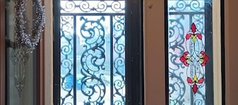 Spacious, Victorian mansion built in 1870, French doors, with 14” high ceilings.