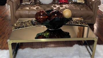 Téléviseur connecté, foyer, lecteur de DVD, livres