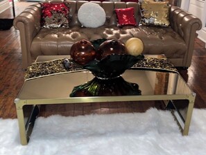 Una Smart TV, una chimenea, un reproductor de DVD, libros