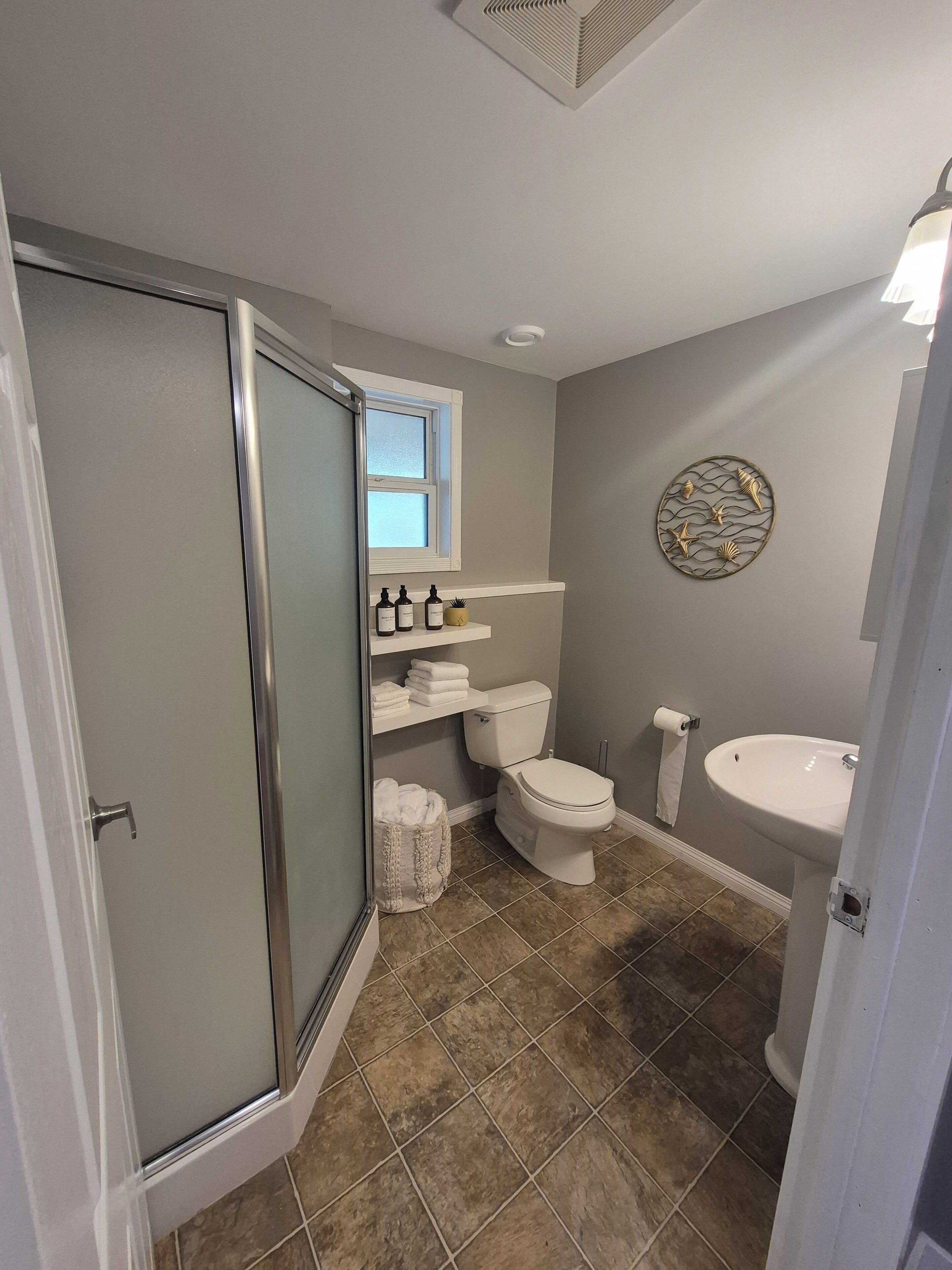 Dusche, Haartrockner, Handtücher, Seife