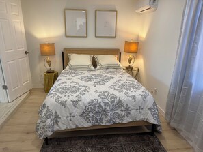 2 bedrooms, WiFi, bed sheets - Mid century restored 4 minute beach (Englewood)