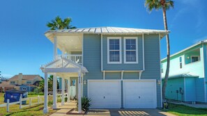 House (4 Bedrooms) | Interior - Barking Shark by Avantstay Coastal Home Private Pool, Beach Access, Game Room (Port Aransas)
