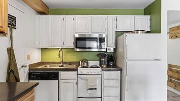 Appartement (1 Bedroom) | Cuisine privée | Réfrigérateur, micro-ondes, plaque de cuisson, lave-vaisselle