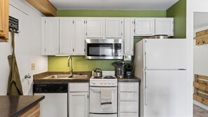 Huoneisto (1 Bedroom) | Yksityinen keittiö | Jääkaappi, mikroaaltouuni, liesi, astianpesukone