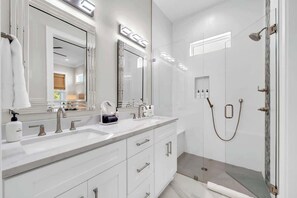 Shower, hair dryer, shampoo - Prescription for Paradise by Stay on 30a (Santa Rosa Beach)
