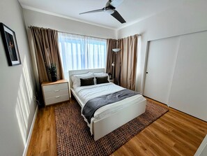 2 habitaciones, escritorio y tabla de planchar con plancha 