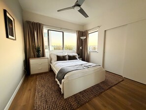 Iron/ironing board, WiFi, bed sheets - Superb 2-bedroom condo in lovely Emeryville perfect for your stay (Emeryville)