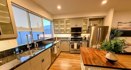 Modern Emeryville Loft: 2 Master Suites + Office